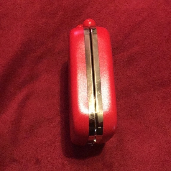 Elizabeth Arden Clutch with chain! 4 1/2 across and 5 1/2 top to bottom - Picture 3 of 7